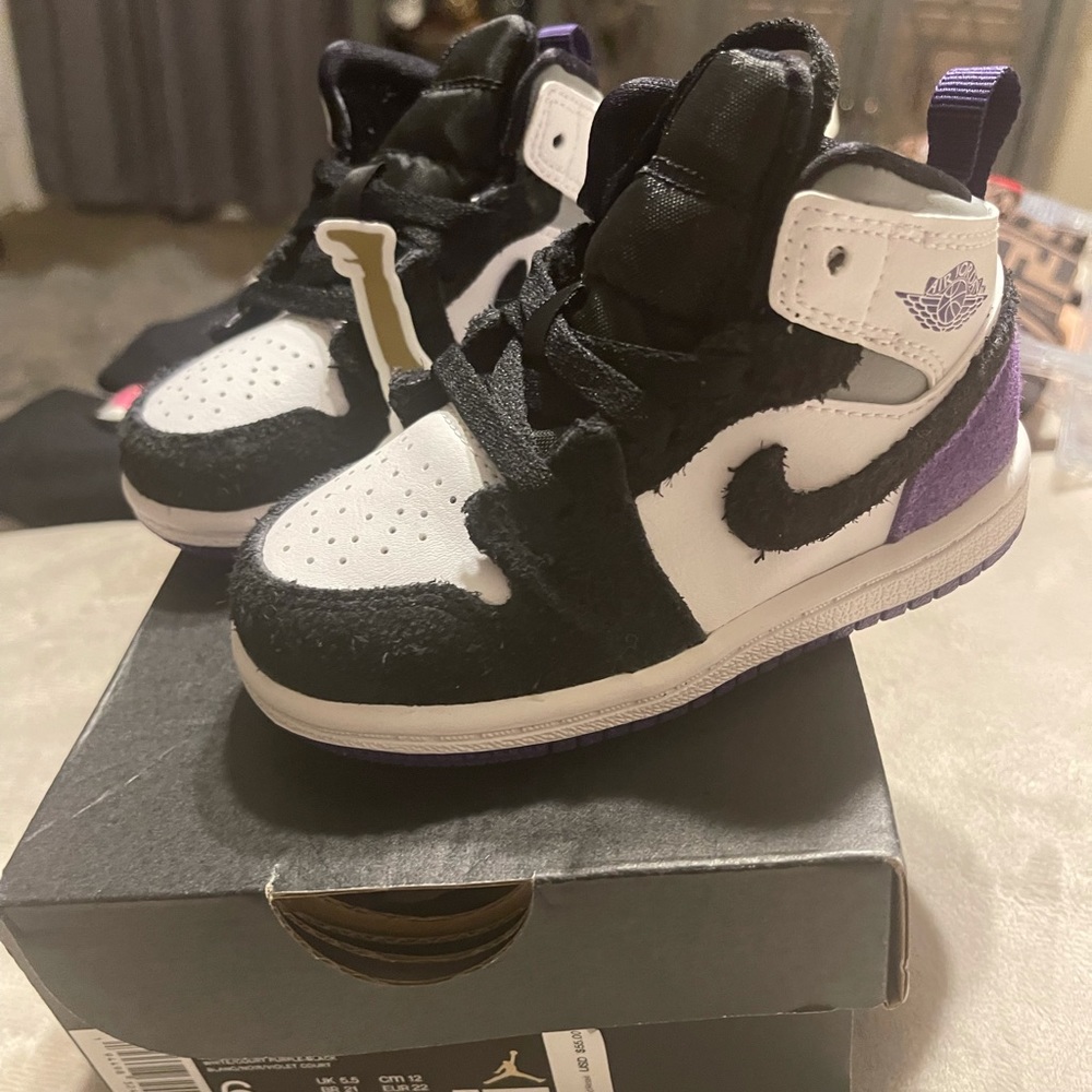 New never worn Nike 1s